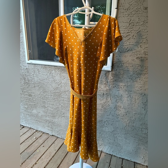 Beautiful yellow and white dress from DeVia Collection, size is medium - Picture 2 of 7